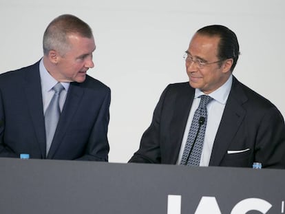 El consejero delegado de IAG, Willie Walsh, con el presidente del holding, Antonio V&aacute;zquez.