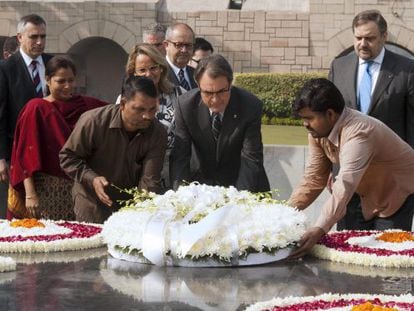 Artur Mas, durante una ofrenda floral en el memorial al Mahatma Gandhi.