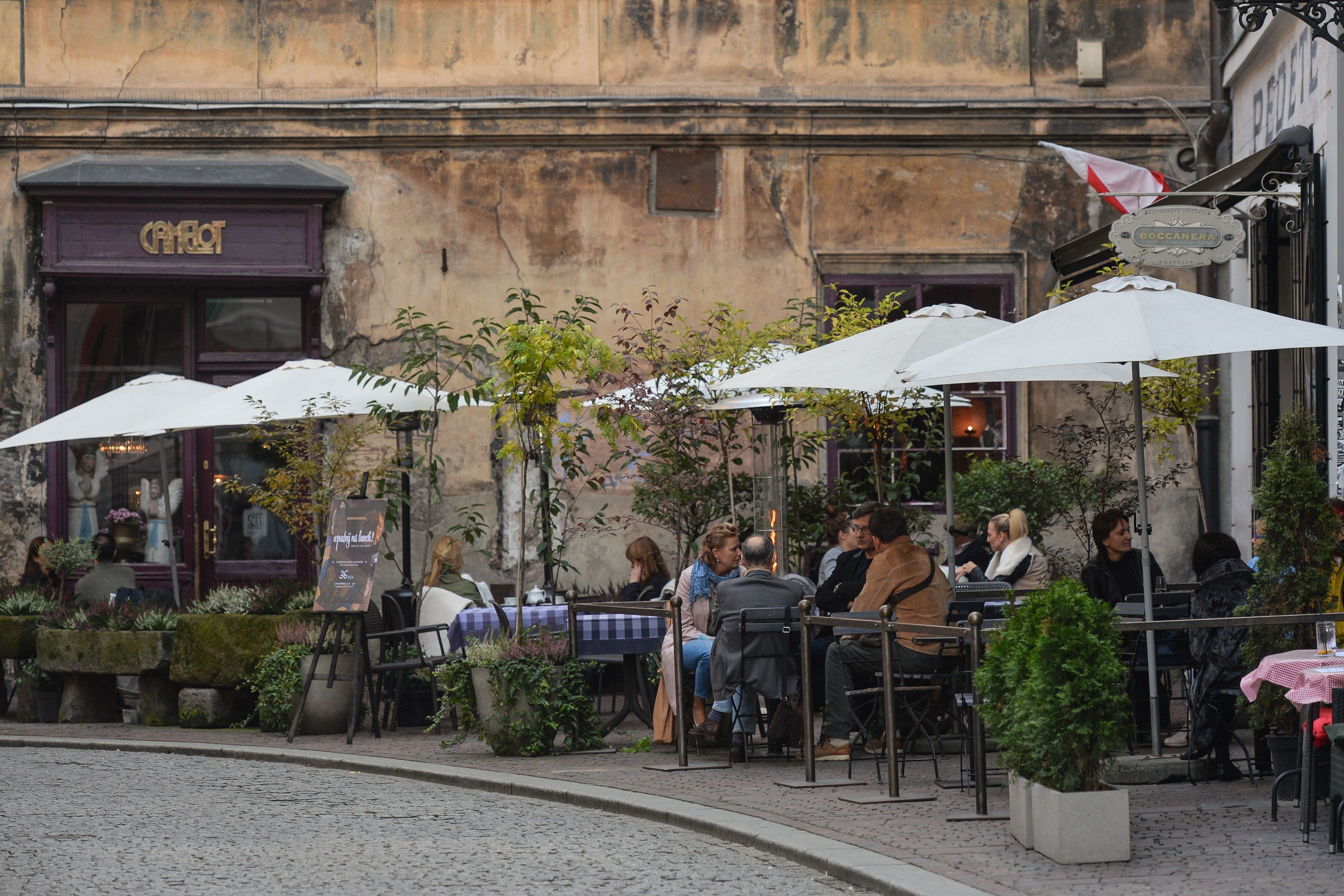 Terraza del café Camelot en Stare Miasto, el casco antiguo de Cracovia (Polonia).   