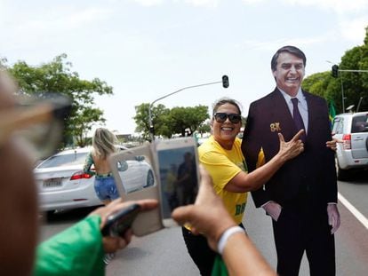 Dos seguidoras de Bolsonaro se fotografían junto a una figura de cartón del candidato ultraderechista.