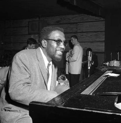 El pianista de jazz Thelonious Monk durante una actuación en Nueva York (1956).