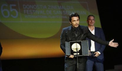 James Franco, con la Concha de Oro por 'The Disaster Artist'.