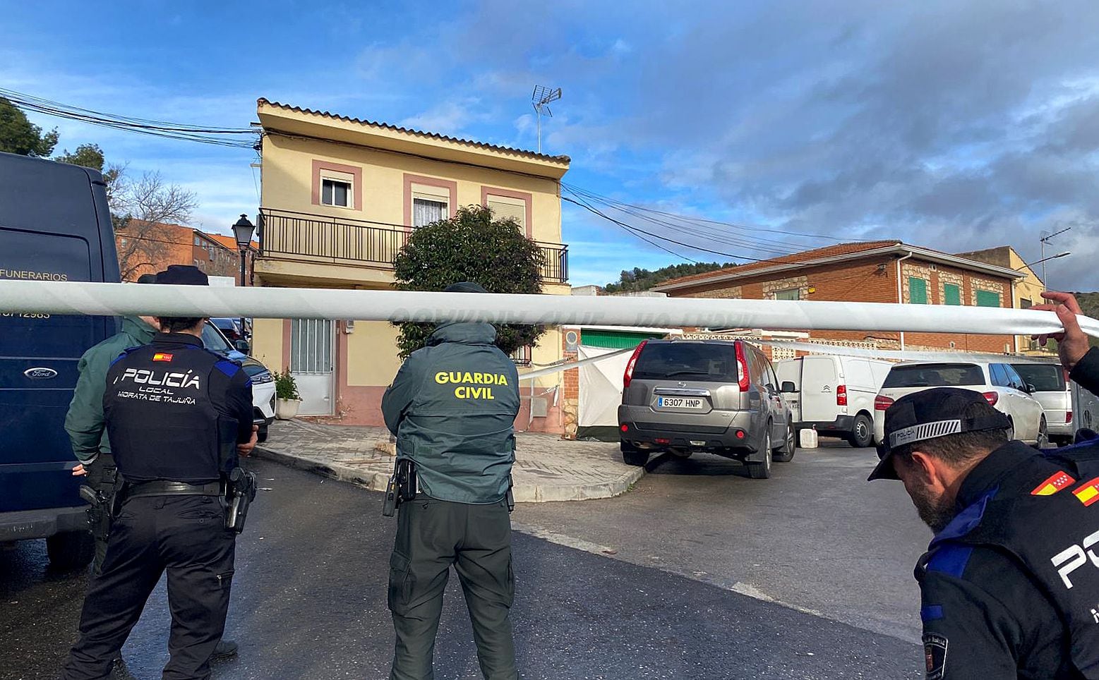 Cordón policial frente a la vivienda en Morata de Tajuña donde se han encontrado muertos a tres hermanos con signos de violencia.