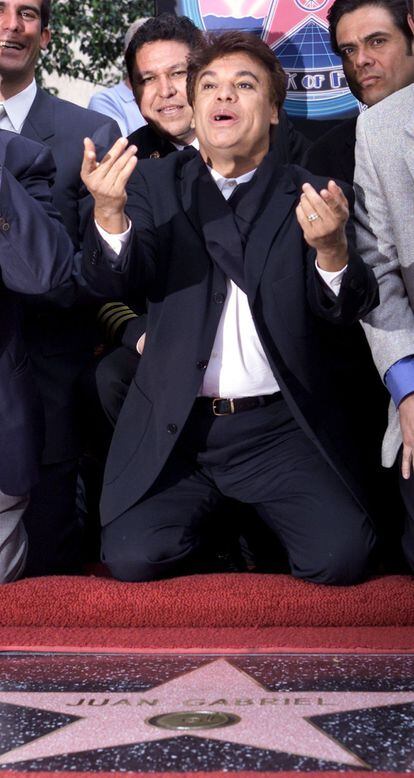 Juan Gabriel celebra su estrella en el Paseo de la Fama en Hollywood, el 10 de mayo de 2002.