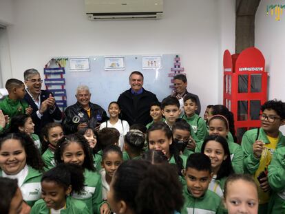 Algunos de los niños del Instituto Neymar Jr. junto a Jair Bolsonaro, durante su visita.