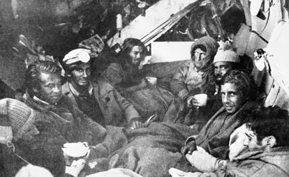 Algunos de los supervivientes del accidente en la cordillera andina, amontonados dentro del fuselaje del avión, la noche antes de su rescate, el 22 de diciembre de 1972.
