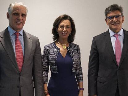 De izquierda a derecha, Andrea Orcel, Ana Botín y José Antonio Álvarez, consejero delegado de Santander, en septiembre de 2018.