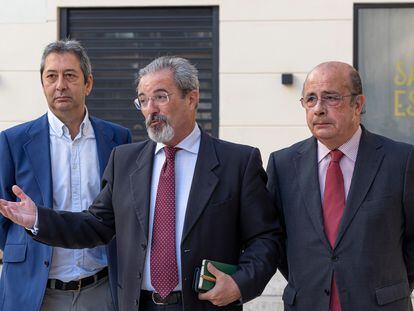 El candidato de Vox a la Generalitat, Carlos Flores, en el centro de la imagen, acompañado de Ignacio Gil Lázaro (derecha) y el torero Vicente Barrera (izquierda), este martes en las Cortes Valencianas.
