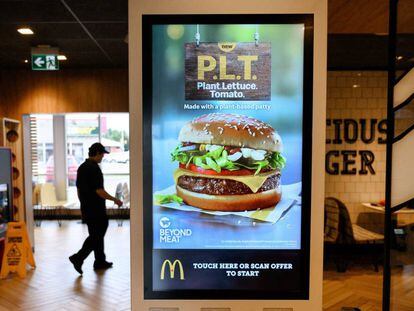 Un cartel anuncia una hamburguesa vegetariana en un establecimiento en Canadá.