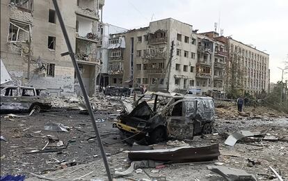 Destruction caused by a Russian missile in the center of Kharkiv this October 6.