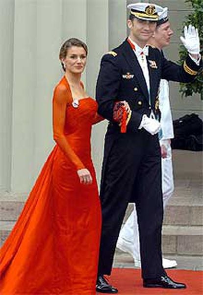 El Príncipe y su prometida, Letizia Ortiz, a la entrada de la catedral de Copenhague.
