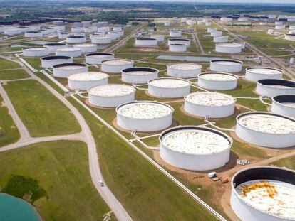 Depósitos de petróleo en el centro de Cushing, Oklahoma (EE UU).