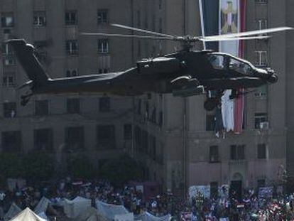 Un helicóptero del Ejército sobrevuela a los manifestantes en la plaza Tahrir, en El Cairo.