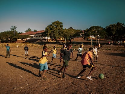 Niños jugando al fútbol en Mozambique.