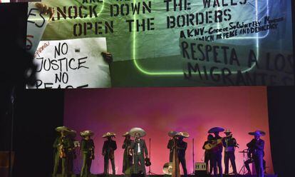 Carteles contra Trump durante el Festival Internacional de Cine de Guadalajara (México).