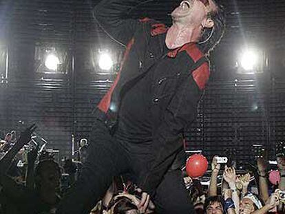 Bono, líder de U2, durante su actuación de anoche en Barcelona.