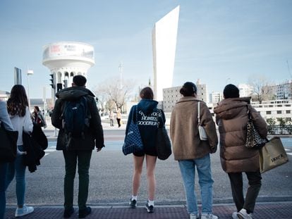 Jóvenes cruzan una calle cerca de la Plaza Castilla de Madrid, el 26 de enero de 2024.