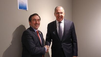 El ministro de Asuntos Exteriores, José Manuel Albares, se reúne con su homólogo ruso, Serguéi Lavrov, en los márgenes de la cumbre de la OSCE en Estocolmo (Suecia) este jueves.