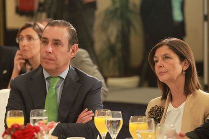 Manuel Mirat, consejero delegado de El país y Prisa Noticias, y Paloma adrados presidenta de la asmblea de Madrid en el Foro Cinco Días.