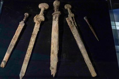 Imagen de las cuatro armas halladas en una gruta del Mar Muerto.

