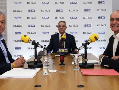 Los candidatos del PP y PSOE a la alcaldía de Sevilla, José Luis Sanz y Antonio Muñoz, durante el cara a cara, este lunes.
