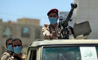 Soldados leales a los Huthi manejan una ametralladora en un pick-up, el lunes en Saná.