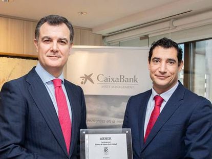 Juan Bernal, director general de CaixaBank Asset Management, y Javier Mu&ntilde;oz, director de Operaciones de Conformidad de Aenor.