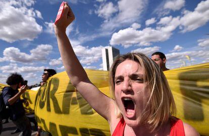 Manifestantes contrarios al &#039;impeachment&#039;, ayer en Brasilia,