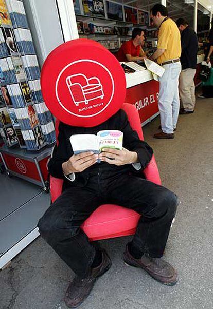 Un lector en la Feria del Libro del Retiro.