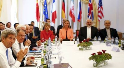 Los negociadores de Irán y la comunidad internacional sentados en la mesa de negociaciones en Viena.