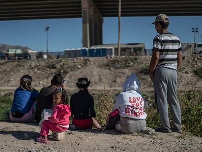 Migrantes venezolanos esperan en Ciudad Juárez (México), frente a la frontera con El Paso (Estados Unidos), el 21 de octubre de 2022.