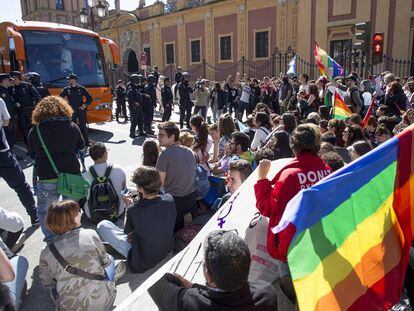 La polic&iacute;a custodia el autob&uacute;s de Hazte O&iacute;r frente a los manifestantes que bloquean su paso en Sevilla