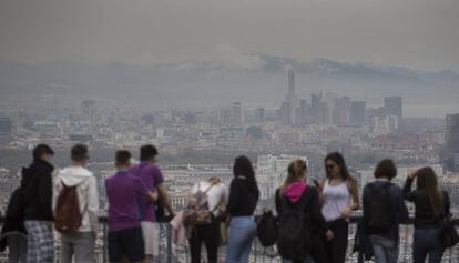 Vistes d'una Barcelona contaminada des del Mirador de l'Alaclade, a Montjuïc.