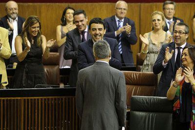Los parlamentarios socialistas aplauden al presidente andaluz, José Antonio Griñán, tras su intervención inicial.