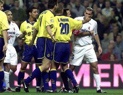 El árbitro y jugadores del Villarreal tratan de contener a un Zidane furioso.