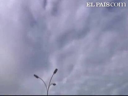 El alto el fuego que anunció Gadafi ha durado poco. En la mañana de este sábado los aviones del dictador libio han sobrevolado la ciudad de Bengasi, y en varios puntos de la ciudad se han escuchado explosiones, según testigos citados por la cadena Al Yazira. Al menos 8 personas habrían muerto en esos ataques, según ese mismo canal. En el sur de Bengasi, un avión de combate de los rebeldes ha sido derribado.