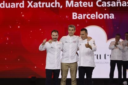 La Guía Michelín otorga las tres estrellas, la máxima distinción, al restaurante Disfrutar (Barcelona), liderado por Oriol Castro, Eduard Xatruch y Mateu Casañas.

