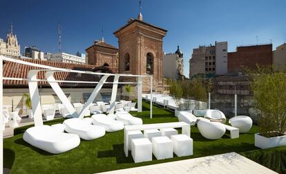 Cerca de Callao, en la zona del Triángulo Ballesta (TriBall), descubrimos una terraza con vistas a la iglesia de San Martín de Tours. Una extraña mezcla de modernidad y tradición con buena oferta gastronómica (de 12 a 2.00): platos ligeros y postres caseros, cervezas y refrescos a precios asequibles. Cuenta con varias zonas y estrambótico mobiliario blanco, como el de los tubos (iluminados por la noche con fluorescentes), sofás, taburetes, hamacas, butacones, cubos 'chill out'… La piscina tiene acceso con consumición. Gymage Lounge Resort es gimnasio, peluquería, tienda deportiva, herbolario y café-teatro. En breve, también un hotel. Dirección: Luna, 2. +34 91 532 09 74. www.gymage.es.