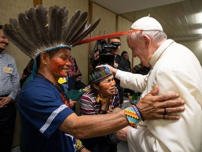 El papa Francisco recibe a personas de la Amazonia durante el sínodo, el pasado día 17. 