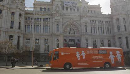 El autobús de Hazte Oír, ante el Ayuntamiento de Madrid.