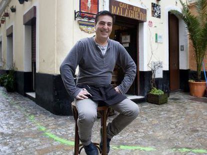 Antonio Gallardo frente al bar El Malague&ntilde;o, en el hist&oacute;rico barrio del P&oacute;pulo de C&aacute;diz.