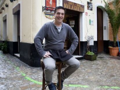 Antonio Gallardo frente al bar El Malague&ntilde;o, en el hist&oacute;rico barrio del P&oacute;pulo de C&aacute;diz.