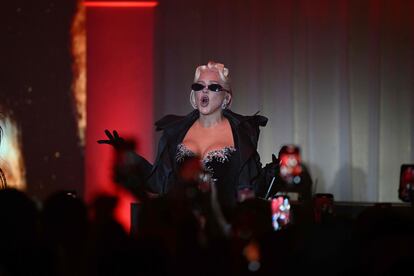 La cantante Christina Aguilera canta sobre el escenario durante la gala amfAR.