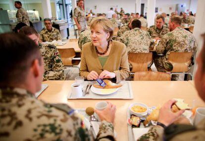 Merkel, el pasado viernes visitando a los soldados alemanes en Afganist&aacute;n