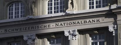 Vista de la fachada del Banco Nacional Suizo, en Berna, Suiza.