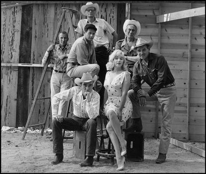 Los protagonistas de Vidas rebeldes. De arriba abajo, y de izquierda a derecha, Henry Miller, Frank Taylor, Eli Wallach, John Huston (director), Montgomery Clift, Marilyn Monroe y Clark Gable.