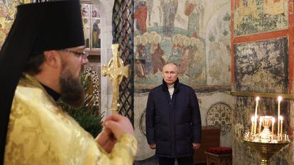 Vladímir Putin, en la catedral de la Anunciación en el Kremlin, el sábado.