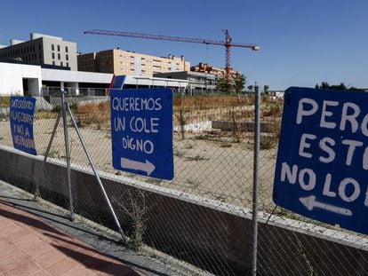 Varios carteles en la verja en el colegio Miguel de Cervantes de Getafe.