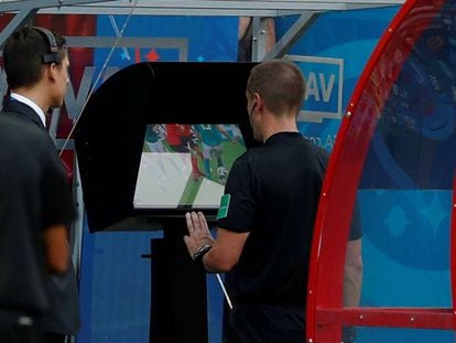 El colegiado Mark Geiger revisa una acción durante el partido entre Alemania y Corea del Sur. 