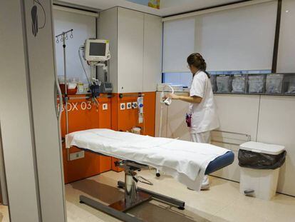Una enfermera del Hospital Clínic de Barcelona prepara el Box 3, un área específica para tratar a pacientes que han sufrido una agresión sexual. 